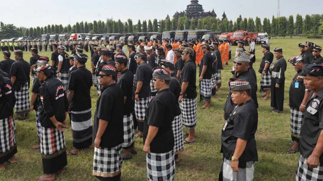 Barisan pecalang di Bali pada Hari Raya Nyepi.