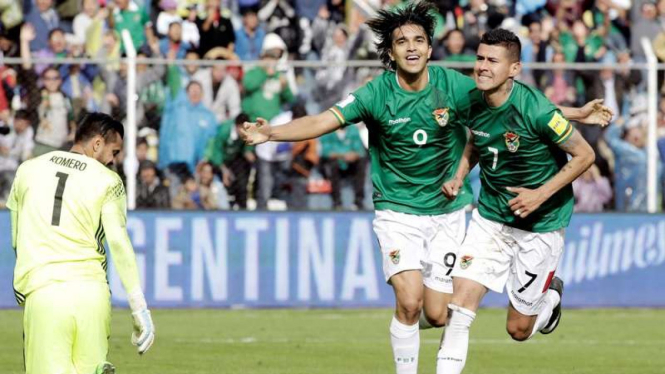 Selebrasi gol pemain Bolivia usai menjebol gawang Argentina
