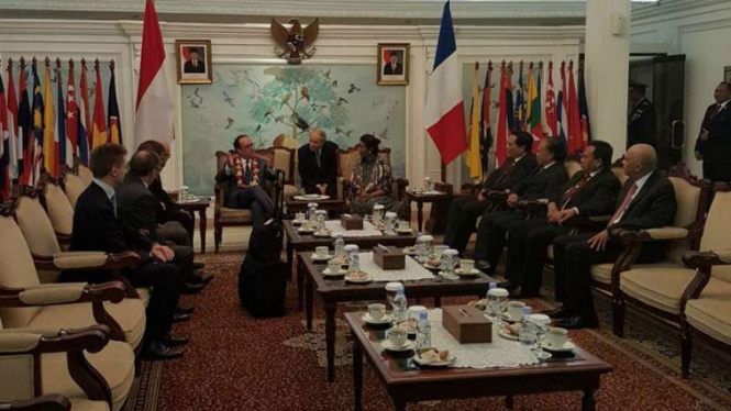 Menteri Susi Pudjiastuti saat menyambut kedatangan Presiden Prancis, Francois Hollande, di Jakarta pada Selasa malam, 28 Maret 2017.