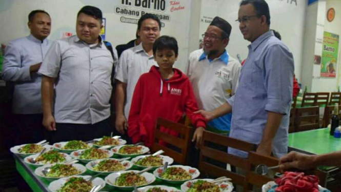 Anies bernostalgia dengan mengunjungi warung nasi lengko H Barno di Cirebon