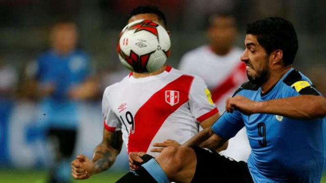 Luis Suarez (kanan), saat memperkuat Uruguay melawan Peru