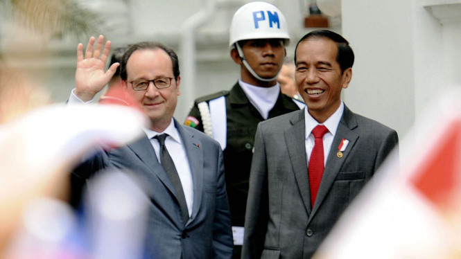 Presiden Prancis Francois Hollande disambut Presiden Jokowi di Istana, Jakarta.