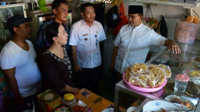Anies Baswedan menemui warga di Kelurahan Cabawan, Margadana, Tegal, Jawa Tengah