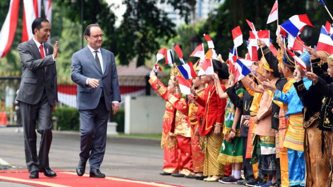 Presiden Prancis Francois Hollande disambut Presiden Jokowi di Istana, Jakarta.