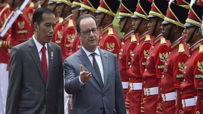Presiden Jokowi berbincang dengan Presiden Prancis Francois Hollande