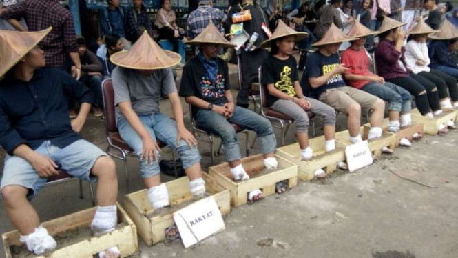 Aksi mengecor kaki dengan adukan semen di depan kampus Institut Agama Islam Negeri Sultan Maulana Hasanudin, Kota Serang, Banten, pada Rabu, 29 Maret 2017.