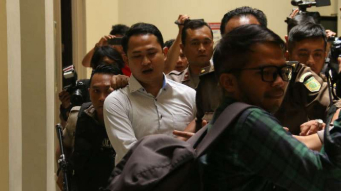 Brigadir Polisi Medi Andika, terdakwa pemutilasi seorang anggota DPRD Bandar Lampung, saat akan menjalani sidang Pengadilan Negeri Tanjungkarang pada Rabu, 29 Maret 2017.