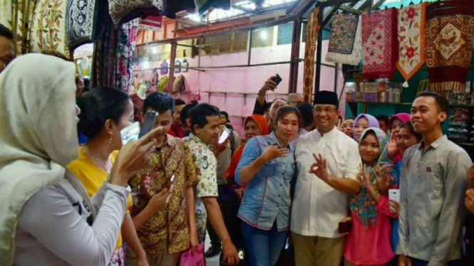 Anies Baswedan berkujung ke Pasar Grosir Setono, Pekalongan, Jawa Tengah.