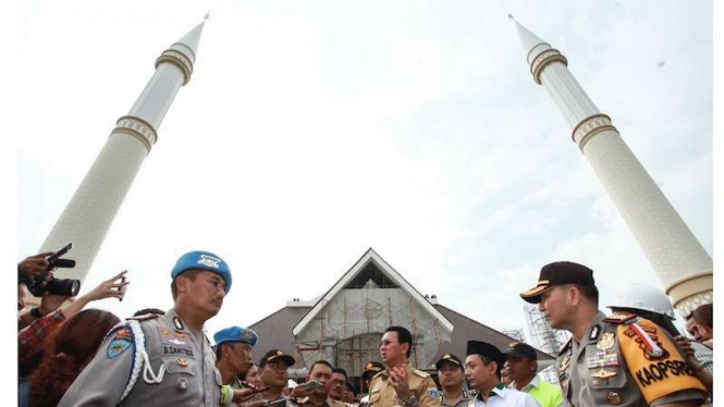 Gubernur DKI Jakarta Basuki Tjahaja Purnama atau Ahok (tengah) meninjau pembangunan Masjid Raya Jakarta di Daan Mogot, Jakarta, 6 Maret 2017. 