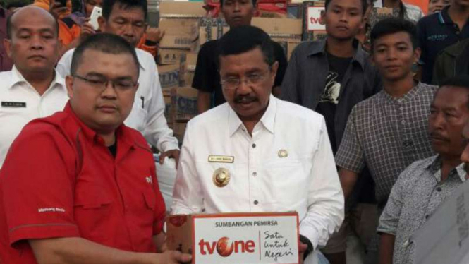 Ketua Yayasan Satu untuk Negeri tvOne Isvan Naviansyah menyerahkan bantuan