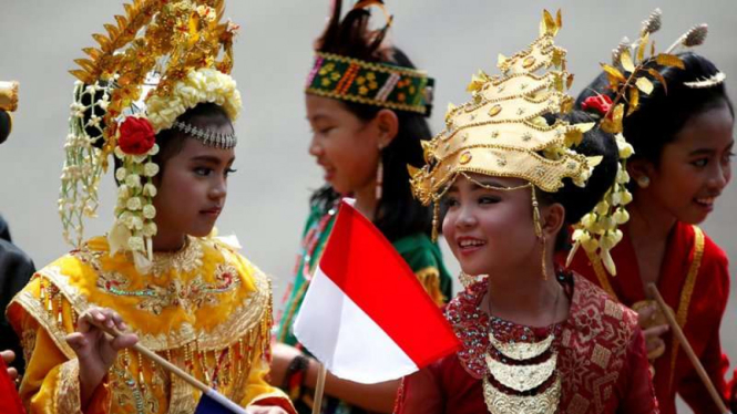 Anak anak memakai baju daerah tradisional budaya Indonesia 