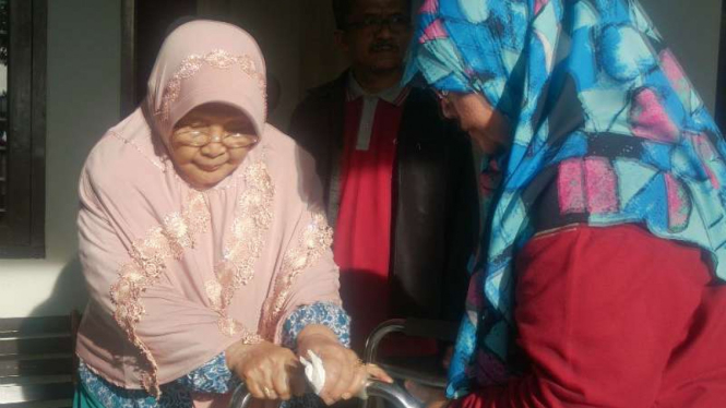 Siti Ruhayah alias Amih (kiri), perempuan berusia 83 tahun yang digugat anak dan menantunya, saat ditemui di rumahnya di Kabupaten Garut, Jawa Barat, pada Kamis, 30 Maret 2017.