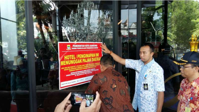 Pemkot Bandung memasang tanda segel penunggak pajak di salah satu hotel di daerah itu, Kamis (30/3/2017)
