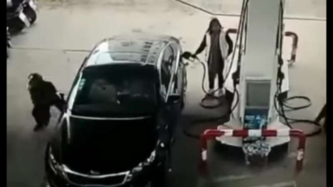 Aksi pencurian tas di SPBU yang terekam kamera CCTV.
