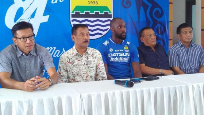 Striker Persib Bandung, Carlton Cole (biru/tengah)