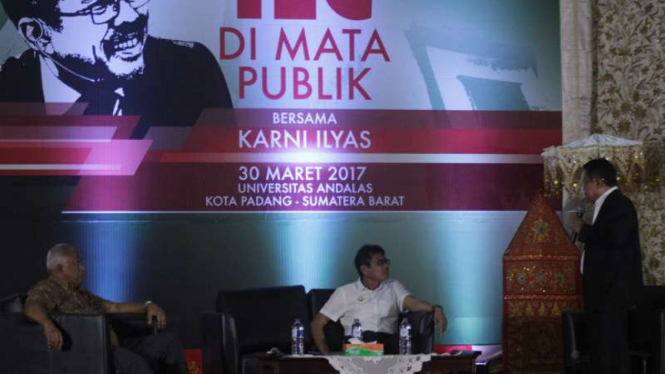 Karni Ilyas (kanan) memandu dalam program diskusi publik Indonesia Lawyers Club di kampus Universitas Andalas, Kota Padang, Sumatera Barat, pada Kamis, 30 Maret 2017.