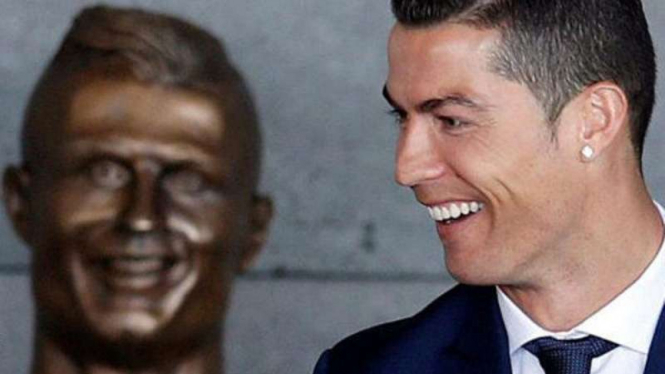 Patung Ronaldo di Bandara Madeira