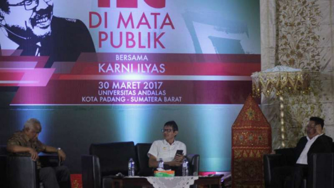 (Dari kiri ke kanan) Taufiequrachman Ruki, Irwan Prayitno, dan Karni Ilyas dalam program diskusi publik Indonesia Lawyers Club di kampus Universitas Andalas, Kota Padang, Sumatera Barat, pada Kamis, 30 Maret 2017.