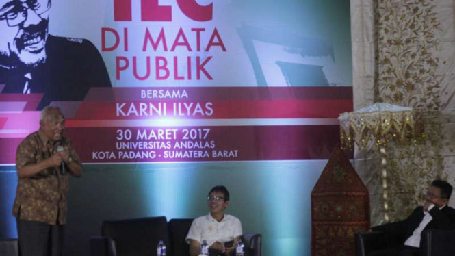 (dari kiri ke kanan) Taufiequrachman Ruki, Irwan Prayitno, dan Karni Ilyas dalam program diskusi publik Indonesia Lawyers Club di kampus Universitas Andalas, Kota Padang, pada Kamis, 30 Maret 2017.