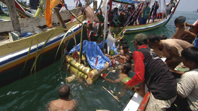 Ritual Petik Laut oleh Para Nelayan