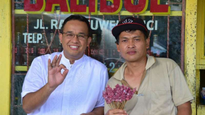 Anies Baswedan di warung sate balibul di Jalan Raya Tuwel, Guci, Tegal.