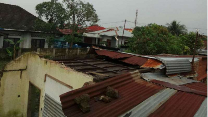 Sejumlah rumah rusak diterjang puting beliung di Medan