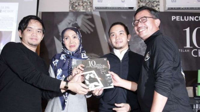 Ferry  Mursyidan Baldan dan istri alm Chrisye dan dua anaknya di peluncuran buku Chrisye