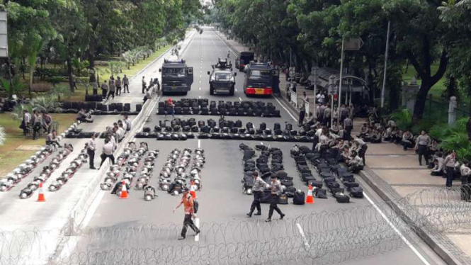 Kawat berduri dipasang untuk menghalau Massa Aksi 313 menuju Istana Negara.