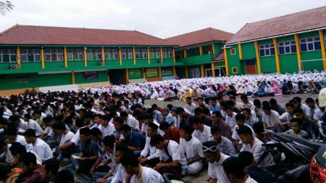 Ribuan siswa SMK Negeri I Kabupaten Garut menggelar doa bersama untuk Siti Ruhayah alias Amih, seorang ibu berusia 83 tahun yang digugat hukum oleh anaknya, pada Jumat, 31 Maret 2017.