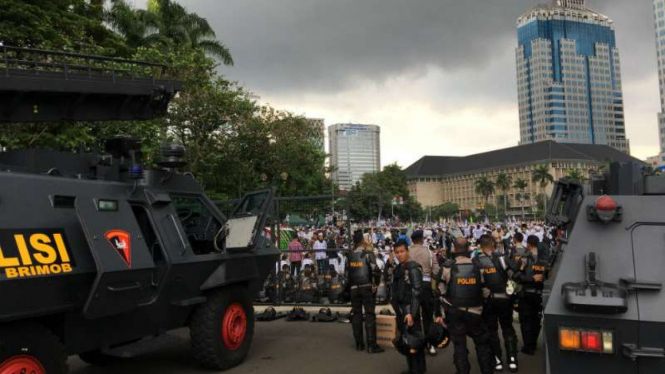 Polisi saat mengamankan aksi Bela Islam atau aksi 313 di kawasan Monas, Jakarta.
