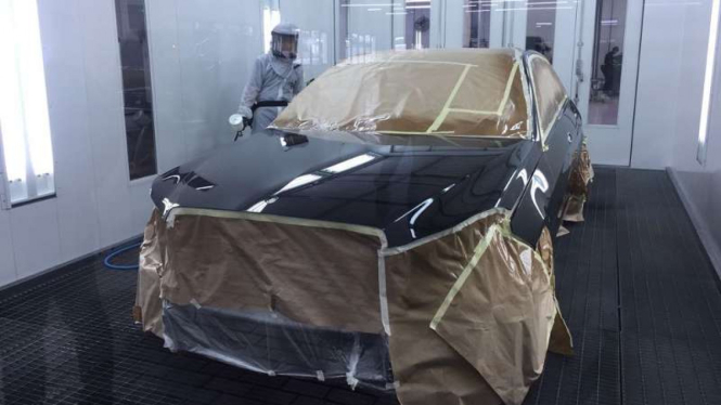 Proses pengecatan mobil di bengkel Mercedes-Benz.