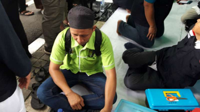 Wandi Fajar (31), peserta Aksi 313 hampir pingsan setelah minum air mineral. 