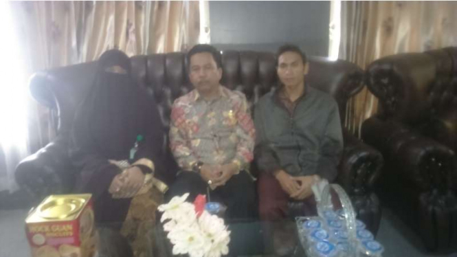 Mardiyah, guru MTSN 1 Bulukumba Sulawesi Selatan didampingi suaminya (kanan) saat di Kantor Kepala Kemenag Sulawesi Selatan Muh Rasbi, Kamis (30/3/2017)