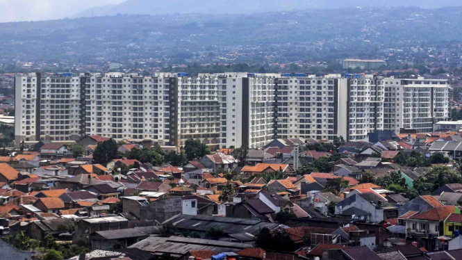 Sejumlah bangunan apartemen berdiri di antara kawasan padat penduduk di Bandung