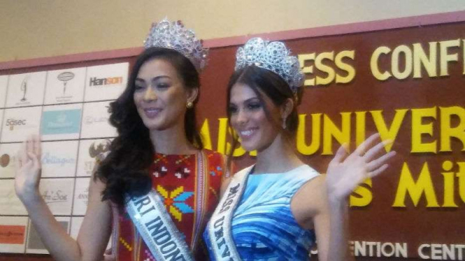 Miss Universe 2016 Iris Mittenaere bersama Putri Indonesia 2016 Kezia Roslin 