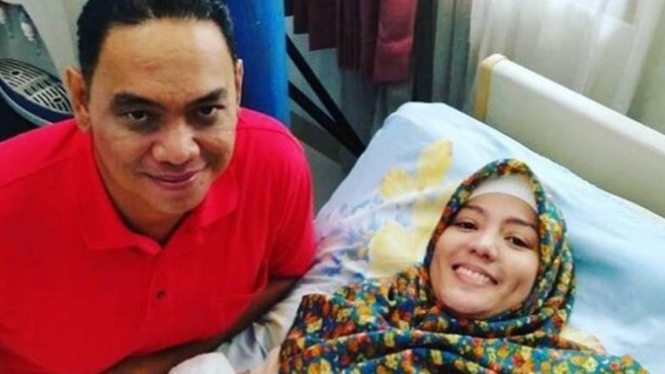 Renita Sukardi bersama bintang pemeran Tukang Ojek Pengkolan