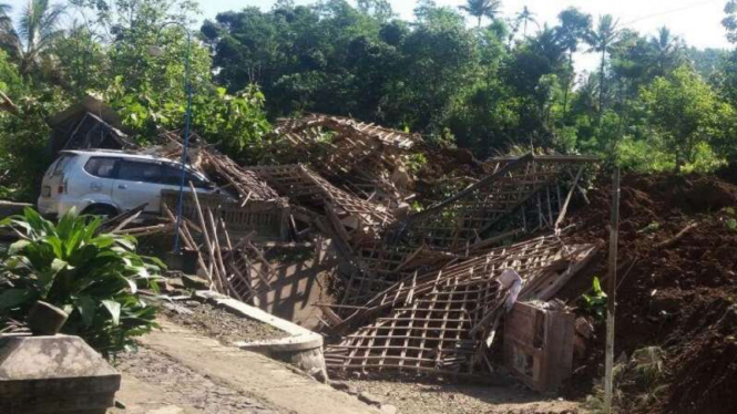 Kondisi rumah warga diterjang longsor di Desa Banaran, Ponorogo, Jatim, Sabtu, 1 April 2017.