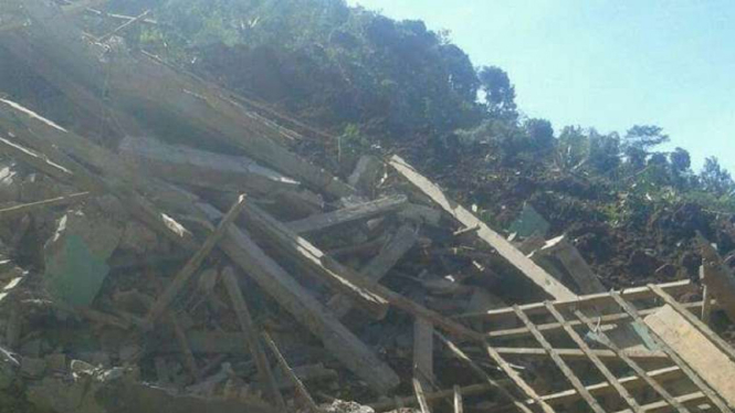 Rumah warga hancur diterjang longsor di Desa Banaran, Ponorogo, Jatim, Sabtu, 1 April 2017.