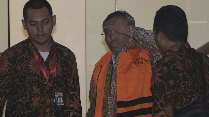 Seorang pejabat PT PAL Indonesia mengenakan rompi tahanan KPK karena tersangkut kasus suap. 