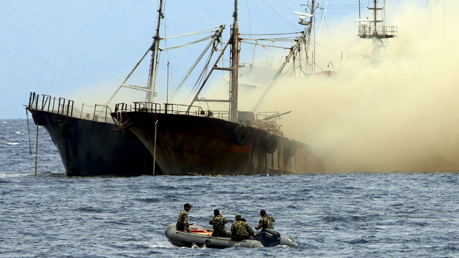 Menteri Susi Pantau Penenggelaman Kapal asing ilegal di Laut Ambon beberapa waktu lalu.