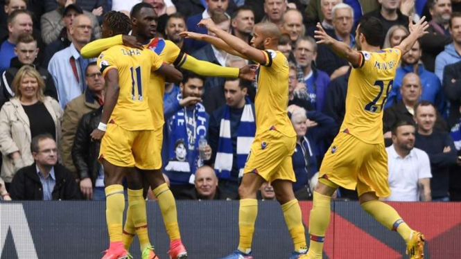 Pemain Crystal Palace melakukan selebrasi usai cetak gol ke gawang Chelsea