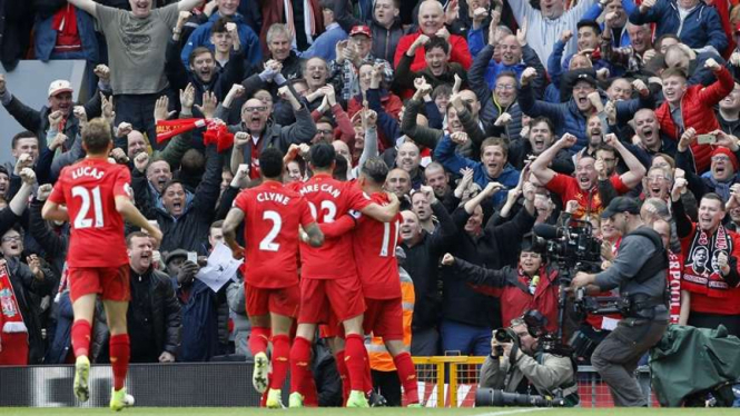 Pemain Liverpool melakukan selebrasi usai mencetak gol