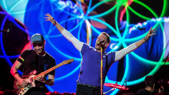 Histeria penonton saat menyaksikan konser Coldplay di Singapura.