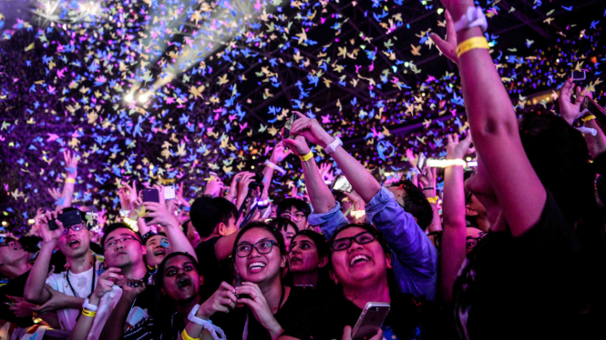 Histeria Penonton Saat Tonton Coldplay di Singapura