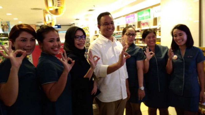 Anies Baswedan foto bersama warga di Mal Kelapa Gading, Jakarta Utara.