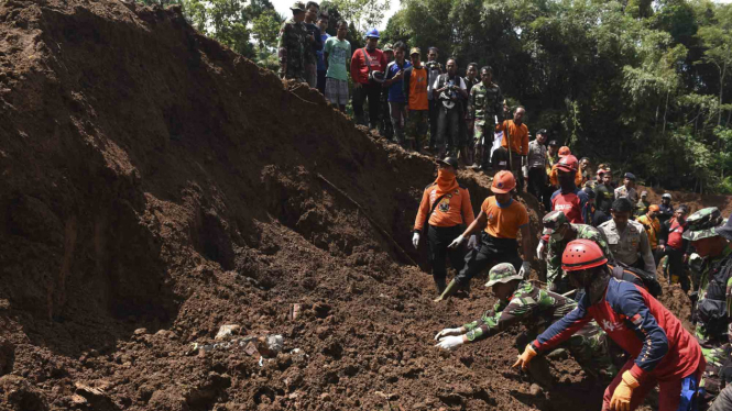Pencarian Korban Bencana Longsor di Kabupaten Ponorogo, Jawa Timur. 