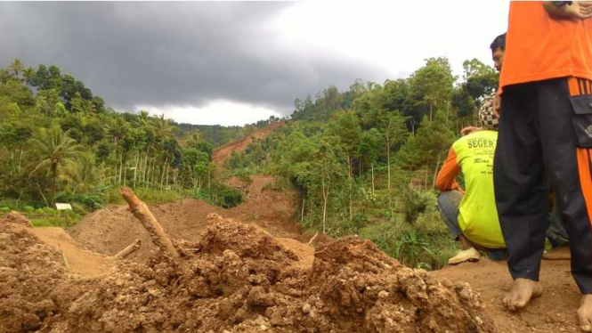 Penampakan alur tanah longsor yang mengular dari puncak lereng Gunung Wilis dilihat dari titik tanah berhenti di Ponorogo, Jawa Timur, Minggu (2/4/2017) 