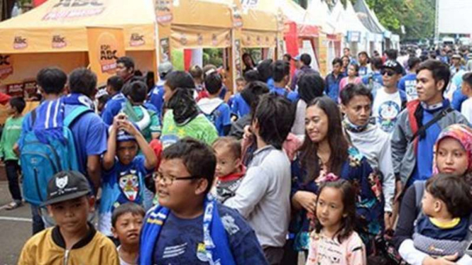 Para Bobotoh memadati bagian luar Stadion Siliwangi