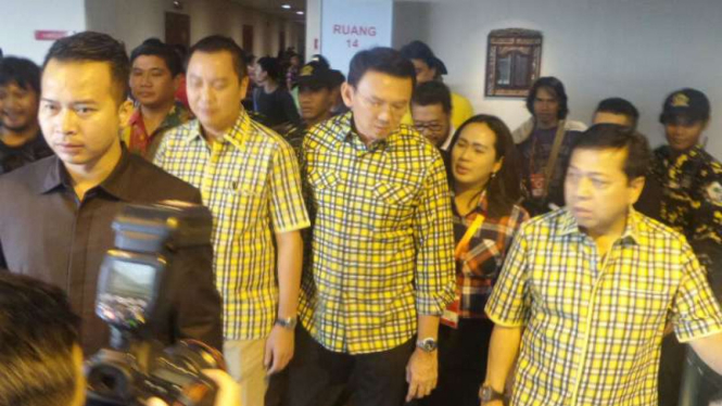 Calon petahana gubernur DKI Jakarta, Basuki Tjahaja Purnama atau Ahok (tengah).