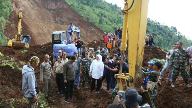 Menteri Sosial Khofifah Indar Parawansa di lokasi Longsor Ponorogo, Desa Banaran, Minggu (2/4/2017)